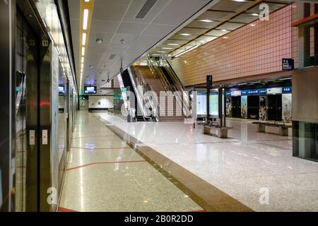 Singapore-19 FEB 2020:Singapore Tan Kah Kee subway station platform view Stock Photo