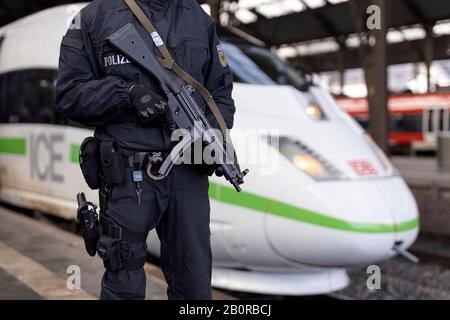 Aachen, Deutschland. 20th Feb, 2020. A federal police officer patrols in front of an ICE 3 at Aachen main station. Aachen, February 20th, 2020 | usage worldwide Credit: dpa/Alamy Live News Stock Photo