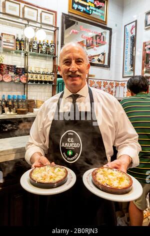 Waiter with Gambas al Ajillo, Tapa Bar and Restaurant La Casa Del Abuelo, Huertas, Madrid, Spain Stock Photo