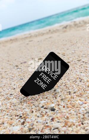 '' Device free zone '' written on green sticky note Stock Photo - Alamy