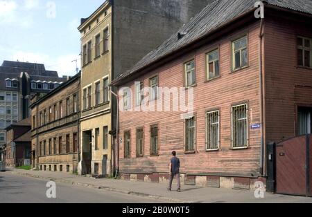 25 July 2001, Latvia, Riga: Street scene in the Russian quarter of the city. It was an industrial and working class district in which mainly people from Russia and Belarus still live today. In the quarter there are residential houses with up to four backyards, but also wooden houses from the Tsarist era, which are part of the UNESCO World Heritage and are under protection. Photo: Paul Glaser/dpa-Zentralbild/ZB Stock Photo