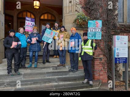 University of Sheffield staff outside Firth Court of the University of Sheffield while on strike against USS pension reform and workload Stock Photo