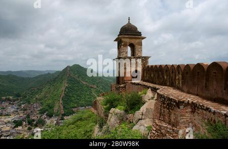 View of wall around amber fort in Jaipur, India Stock Photo