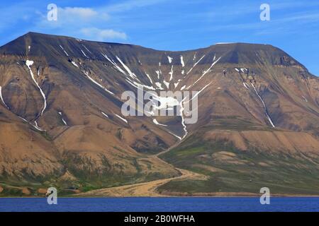 South wall of the Hiorth Mountain / Hiorthfjellet at Adventfjorden / Advent Bay on the southern side of Isfjorden, Svalbard / Spitsbergen, Norway Stock Photo