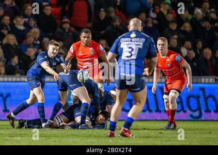 Salford, Lancashire, UK. 21st February 2020. AJ Bell Stadium, Salford, Lancashire, England; Premiership Rugby, Sale Sharks versus Leicester Tigers; Will Cliff passes the ball to Jake Cooper-Woolley of Sale Sharks Credit: Action Plus Sports Images/Alamy Live News Credit: Action Plus Sports Images/Alamy Live News Stock Photo