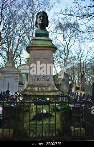 balzac-grave-tomb-in-pere-