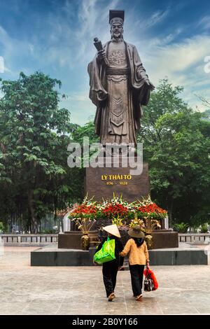 The Ly Thai To Statue in Indira Ghandi Park in Hanoi, vietnam, Asia. Stock Photo