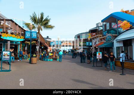 https://l450v.alamy.com/450v/2b0y4ck/san-francisco-california-january-26-2019-view-of-the-pier-39-shops-during-a-winter-day-in-the-early-morning-2b0y4ck.jpg