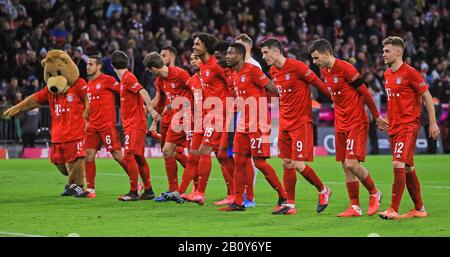 Munich, Germany. 21st Feb, 2020. Players of Bayern Munich greet the audience after winning a German Bundesliga match between FC Bayern Munich and SC Paderborn 07 in Munich, Germany, Feb. 21, 2020. Credit: Philippe Ruiz/Xinhua/Alamy Live News Stock Photo