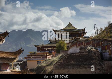 Tibetan Buddhist monastery in Rebkhong, Tibetan plateau (Tongren, China) Stock Photo