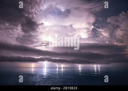 Lightning spectacle with forming shelf cloud over the Maracaibo Lake (Catatumbo thunderstorm, the place with the highest lightning density on earth) Ologa, Zulia, Venezuela, South America Stock Photo