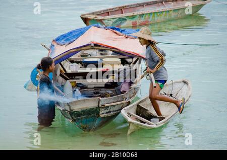 Ethnic minority of Bajau sea nomads in traditional wooden boats (lepas), Celebessee, Malaysia, Southeast Asia Stock Photo