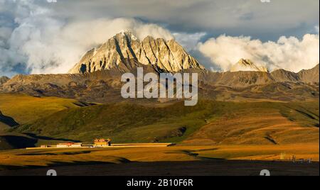 Mount Zhara Lhatse and Jinlong Gompa Temple at sunset on the Tibetan Plateau, Sichuan Province, China Stock Photo