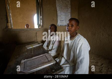 Children of a school in central Sahara, Sudan Stock Photo