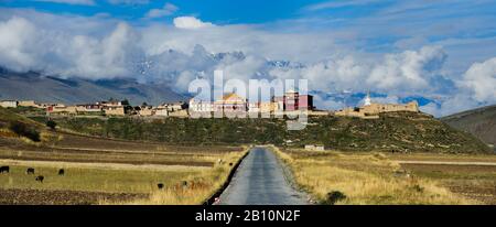 Temple and monastery near Garze on the Tibetan Plateau, Sichuan, China Stock Photo