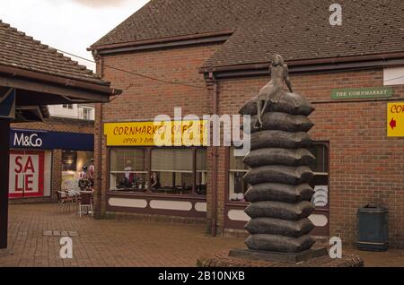 Warminster, UK - August 17, 2019:  Shops and sculpture in the Cornmarket area of Warminster, Wiltshire.  The sculpture is called Beyond Harvest by Col Stock Photo