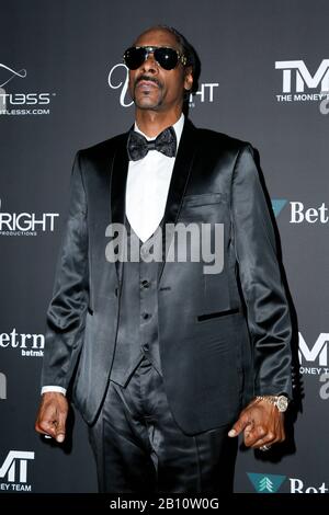 Snoop Dogg walking the red carpet at Floyd Mayweather's 43rd Birthday Celebration held at Sunset Eden on February 21, 2020 in Los Angeles, California USA (Photo by Parisa Afsahi/Sipa USA) Stock Photo