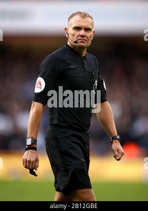 Referee Graham Scott during the Premier League match at Bramall Lane, Sheffield. Stock Photo