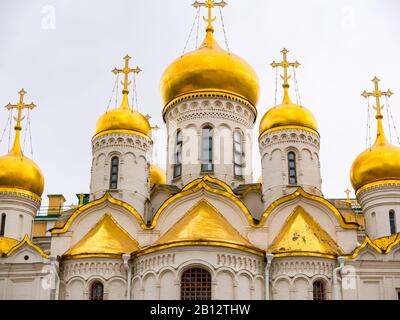 Gold onion domes of Cathedral of the Annunciation, Kremlin, Moscow, Russian Federation Stock Photo