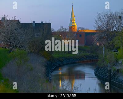 Church of St. Martini et Nicolai in Steinkirchen with river Lühe,Altes Land,Landkreis Stade,Lower Saxony,Germany,Europe Stock Photo