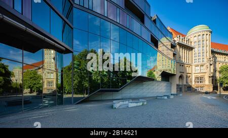 German National Library, German Library, The German Library building of 1913 is reflected in the facade of the modern extension, Leipzig, Saxony, Germany Stock Photo