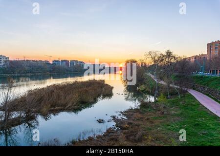 Rising sun on the bank of the Ebro river in Zaragoza. Sol naciente en la ribera del rio Ebro en Zaragoza. Stock Photo