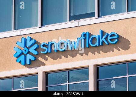 Feb 19, 2020 San Mateo / CA / USA - Snowflake symbol and logo at the company corporate headquarters in Silicon Valley; Snowflake Inc. is a cloud-based Stock Photo