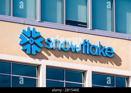 Feb 19, 2020 San Mateo / CA / USA - Snowflake symbol and logo at the company corporate headquarters in Silicon Valley; Snowflake Inc. is a cloud-based Stock Photo