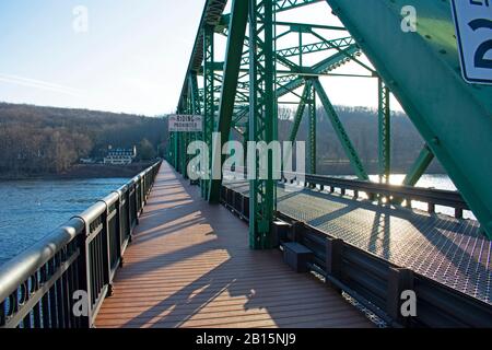 Truss bridge spanning the Delaware River and connecting the states New Jersey and Pennsylvania at the town of Stockton, New Jersey, USA. -00 Stock Photo