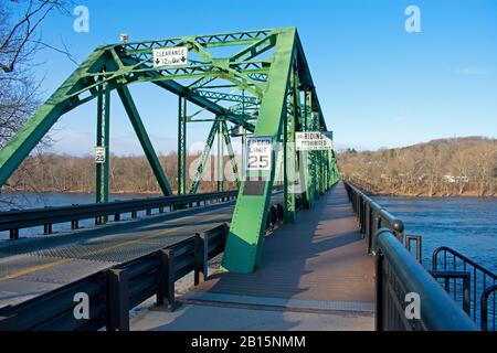 Truss bridge spanning the Delaware River and connecting the states New Jersey and Pennsylvania at the town of Stockton, New Jersey, USA. -00 Stock Photo