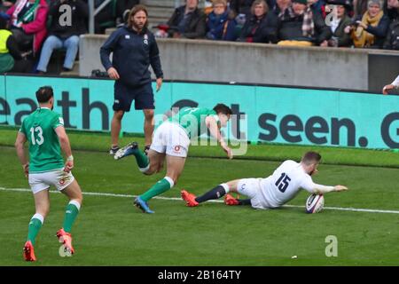 London, UK. 23rd Feb 2020. Elliott Daly of England scores a try during Guinness Six Nations between England and Ireland at Twickenham Stadium, London, England on 23 February (Photo by Mitchell Gunn/Espa-Images) Credit: European Sports Photographic Agency/Alamy Live News Stock Photo