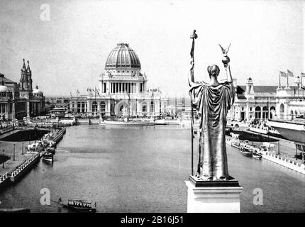 Looking West From Peristyle, Court of Honor and Grand Basin of the 1893 World's Columbian Exposition, Chicago, Illinois. The World's Columbian Exposition (World's Fair: Columbian Exposition or Chicago World's Fair or Chicago Columbian Exposition) held in Chicago in 1893 to celebrate the 400th anniversary of Christopher Columbus's arrival in the New World in 1492 Stock Photo