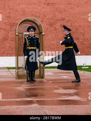 Kremlin regiment guard inspection with marching soldier goose step, Tomb of the Unknown Soldier war memorial, Alexander Gardens, Moscow, Russia Stock Photo