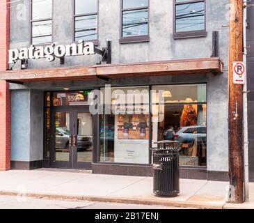 The Walnut Mall awning on Walnut Street in the Shadyside neighborhood of  Pittsburgh, Pennsylvania, USA Stock Photo - Alamy