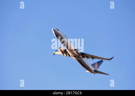 United Airlines Boeing 737 takeoff from Boston Stock Photo