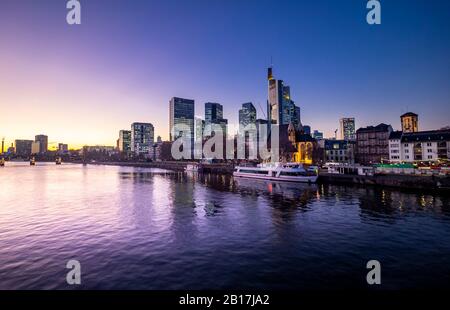 Deutschland, Hessen , Frankfurt am Main, Skyline bei Sonnenuntergang , Deutschherrnbrücke Stock Photo