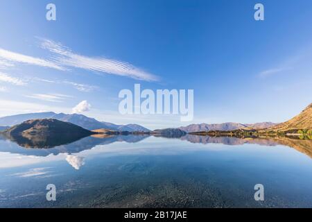 New Zealand, Queenstown-Lakes District, Wanaka, Hills reflecting in Lake Wanaka
