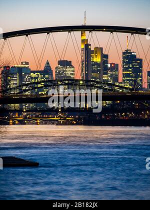 Deutschland, Hessen, Frankfurt, Skyline von Frankfurt am Main hinter der Ostendbrücke in der Dämmerung Stock Photo