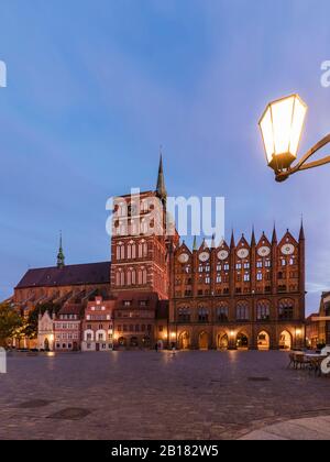 Deutschland, Mecklenburg-Vorpommern, Ostseeküste, Stralsund, Altstadt, Alter Markt, Nikolaikirche, St. Nikolai, gotisches Rathaus Stock Photo