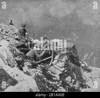 An photo circa 1915 of Italian troops manning a heavy machine gun on a mountain near Gorizia on the Slovenian border in the conflict between Italy and the Austro-Hungarian Empire during World War One Stock Photo