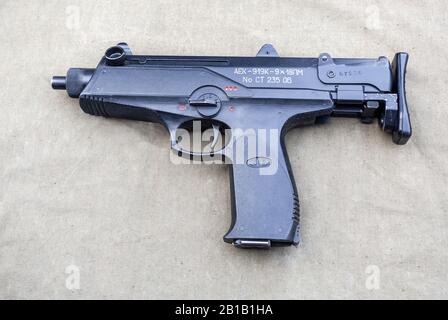 Russian Weapons. Submachine Gun AEK-919K "Kashtan" - Personal Defense ...