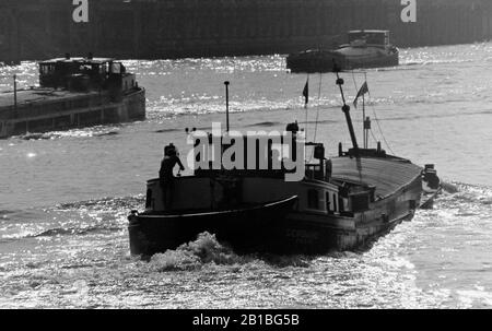 AJAXNETPHOTO. SEPTEMBER, 1971. RIVER SEINE, FRANCE. - LOADED - A FULLY LADEN FREYCINET MOTOR BARGE - PENICHES - HEADS UP RIVER TOWARD PARIS AVOIDING TRAFFIC COMING IN THE OPPOSITE DIRECTION.PHOTO:JONATHAN EASTLAND/AJAX REF:RX7 151204 146 Stock Photo