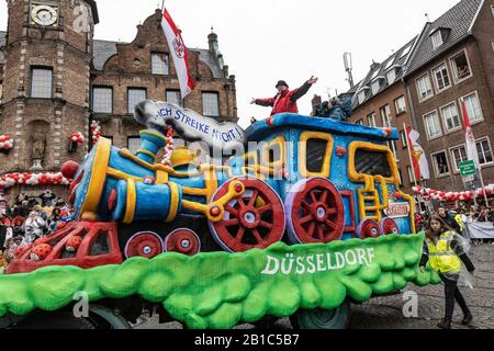 Dusseldorf, Germany. 24th Feb, 2020. Rosenmontag carnival parade in Dusseldorf, Germany. Credit: Vibrant Pictures/Alamy Live News Stock Photo