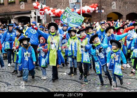 Dusseldorf, Germany. 24th Feb, 2020. Rosenmontag carnival parade in Dusseldorf, Germany. Credit: Vibrant Pictures/Alamy Live News Stock Photo