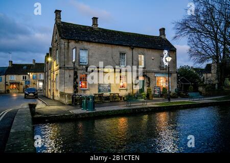The Kingsbridge Inn, Village of Bourton-on-the-Water, Gloucestershire, England, UK Stock Photo
