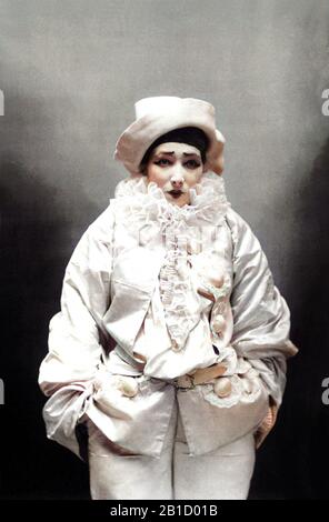 1883, Paris, FRANCE : The french celebrated theatre actress SARAH BERNHARDT ( 1844 - 1923 ) in PIERROT ASSASSIN by J. RICHEPIN , portrait by Paul NADAR , DIGITALLY COLORIZED.  - attrice - TEATRO - THEATER - THEATRE - DIVA - DIVINA  - ART NOUVEAU - THEATRE  - BELLE EPOQUE  - HISTORY - costume di scena - pizzo - lace - cerone - trucco - maquillage - make-up - rouches - GILLES - abito vestito bianco - white dress  -----  Archivio GBB Stock Photo