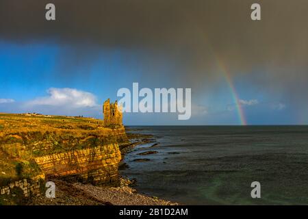 Keiss Castle, built by George Sinclair, 5th Earl of Caithness, in the late 16th or early 17th century.  Sinclair's Bay, Keiss, Caithness, Scotland, UK Stock Photo