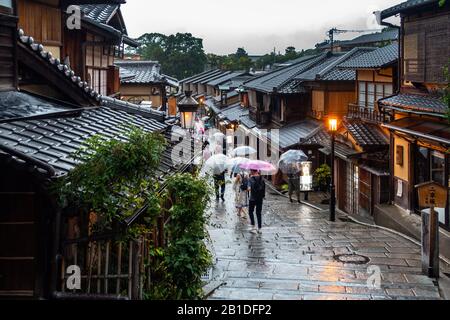 Kyoto, Japan, August 15, 2019 - Tourists walking down Ninenzaka in a rainy day. Ninenzaka is a famous typical street in  Higashiyama district of Kyoto Stock Photo