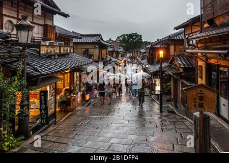 Kyoto, Japan, August 15, 2019 - Tourists walking down Ninenzaka in a rainy day. Ninenzaka is a famous typical street in  Higashiyama district of Kyoto Stock Photo