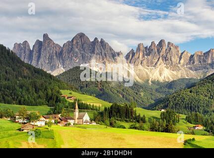 Santa Maddalena village in front of the Geisler or Odle Dolomites Group, Val di Funes, Italy, Europe. Stock Photo